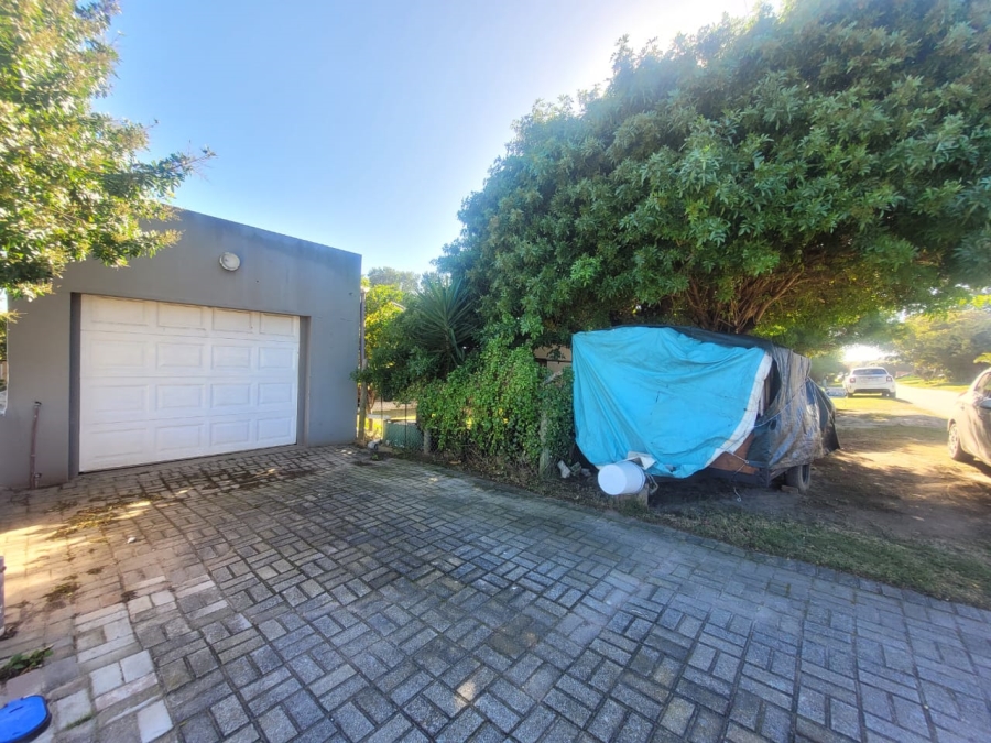 4 Bedroom Property for Sale in Paradise Beach Eastern Cape